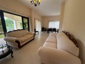 Se vende casa en Colón Mora 27-566