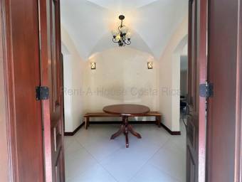 Se vende casa en Colón Mora 27-566