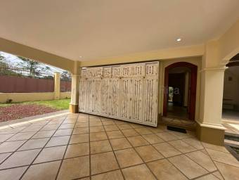 Se vende casa en Colón Mora 27-566