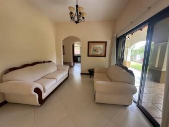 Se vende casa en Colón Mora 27-566
