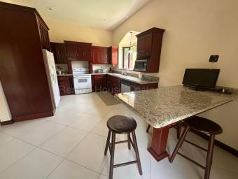 Se vende casa en Colón Mora 27-566