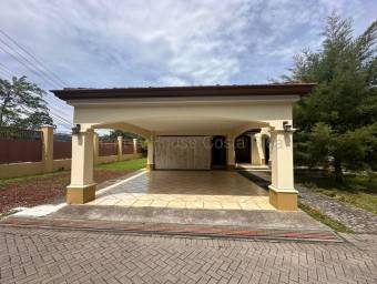 Se vende casa en Colón Mora 27-566