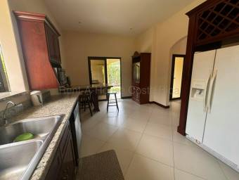 Se vende casa en Colón Mora 27-566