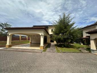 Se vende casa en Colón Mora 27-566