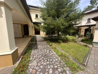 Se vende casa en Colón Mora 27-566