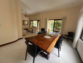 Se vende casa en Colón Mora 27-566