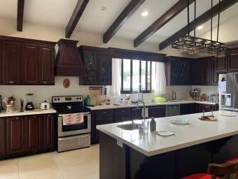 Se vende casa en Uruca Santa Ana 27-624