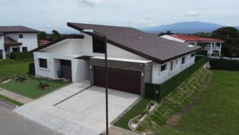 Se vende casa en Uruca Santa Ana 27-624