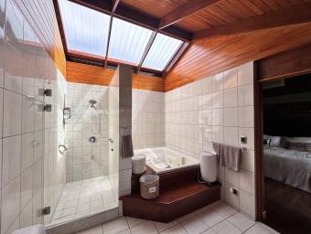 Venta de quinta de lujo con casa de huéspedes en El Tirol, San Rafael de Heredia #26-442 GS