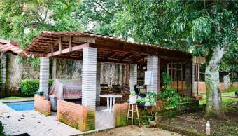 Venta de propiedad de uso mixto con piscina y múltiples espacios en Ciudad Colón #26-183 GS