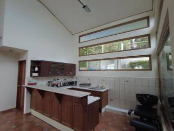 Venta de propiedad con casa principal y 4 apartamentos rodeados de naturaleza #24-12 GS