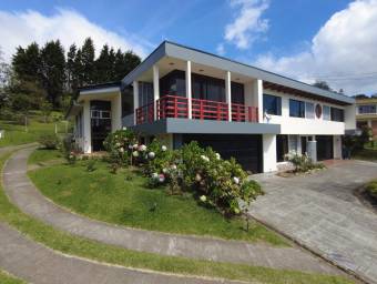Venta de propiedad con casa principal y 4 apartamentos rodeados de naturaleza #24-12 GS