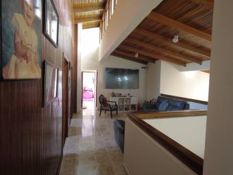 Venta de propiedad con casa principal y 4 apartamentos rodeados de naturaleza #24-12 GS