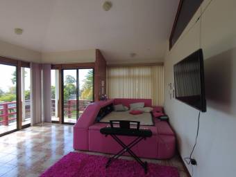 Venta de propiedad con casa principal y 4 apartamentos rodeados de naturaleza #24-12 GS