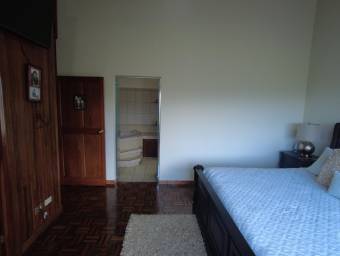 Venta de propiedad con casa principal y 4 apartamentos rodeados de naturaleza #24-12 GS
