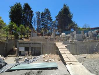 Venta de propiedad con casa principal y 4 apartamentos rodeados de naturaleza #24-12 GS