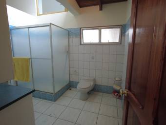 Venta de propiedad con casa principal y 4 apartamentos rodeados de naturaleza #24-12 GS