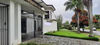 Venta de Bella Casa en Escazú. RAH 25-1430