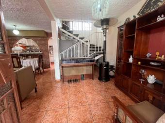 Venta de Casa Esquinera en Uruca, Santa Ana. RAH 27-617