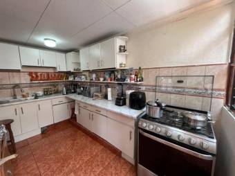 Venta de Casa Esquinera en Uruca, Santa Ana. RAH 27-617