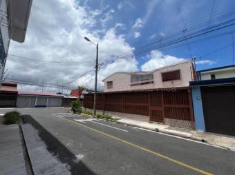 Venta de Casa Esquinera en Uruca, Santa Ana. RAH 27-617