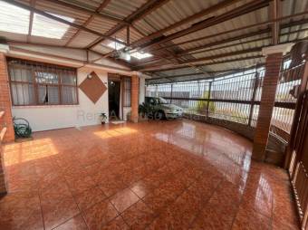 Venta de Casa Esquinera en Uruca, Santa Ana. RAH 27-617