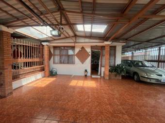 Venta de Casa Esquinera en Uruca, Santa Ana. RAH 27-617