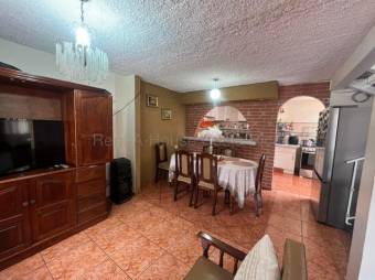 Venta de Casa Esquinera en Uruca, Santa Ana. RAH 27-617