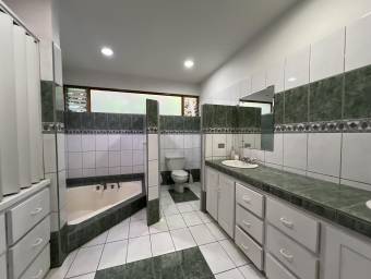 Venta de casa rodeada de jardines con excelente ventilación en zona céntrica #26-1295 GS