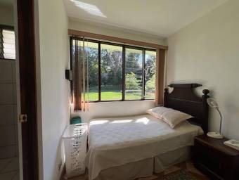 Venta de casa rodeada de jardines con excelente ventilación en zona céntrica #26-1295 GS