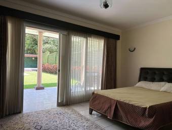 Venta de casa colonial con piscina y toboganes en residencial privado #26-1684 GS