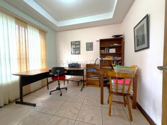 Venta de casa de lujo de un nivel con amplio jardín en Altamonte, Curridabat #26-2159 GS