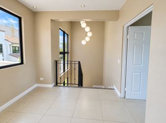 Two-story house for sale in a gated community in Lagunilla, Ulloa, Heredia. Bank-owned property. Two-story house for sale in a gated community in Lagunilla, Ulloa, Heredia. Bank-owned property.