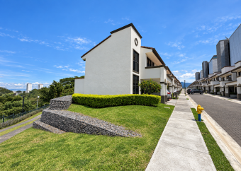 Two-story house for sale in a gated community in Lagunilla, Ulloa, Heredia. Bank-owned property. Two-story house for sale in a gated community in Lagunilla, Ulloa, Heredia. Bank-owned property.