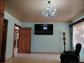 Casa moderna en terreno amplio y piscina EN VENTA #26-1597 GS