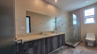 Se vende casa en Piedades Santa Ana 27-716