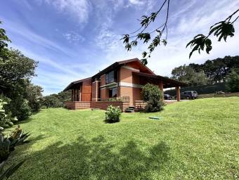 Venta de quinta con amplios jardines y vistas a la montaña en El Tirol #26-442 GS