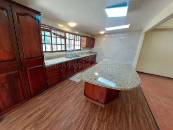 Se alquila casa en Ciudad Colón Mora 27-764