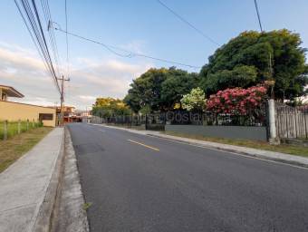 Se vende lote en Mercedes Heredia 27-739