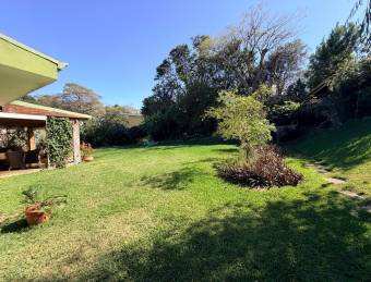 Venta de casa amplia con amplios jardines y excelente distribución #26-1295 GS