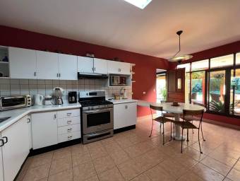 Venta de casa amplia con amplios jardines y excelente distribución #26-1295 GS