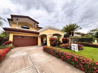 Venta de Hermosa Casa en Santa Ana / Mls. 26-1673 OFC JB