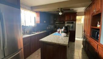 Venta de propiedad de uso mixto con piscina y amplias áreas verdes #26-76 GS