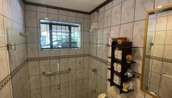 Venta de propiedad de uso mixto con piscina y amplias áreas verdes #26-76 GS