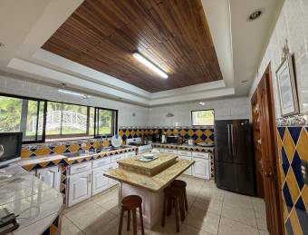 Venta de villa con 20 apartamentos y piscina en San Lorenzo de Heredia #26-545 GS