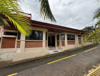 Venta de villa con 20 apartamentos y piscina en San Lorenzo de Heredia #26-545 GS