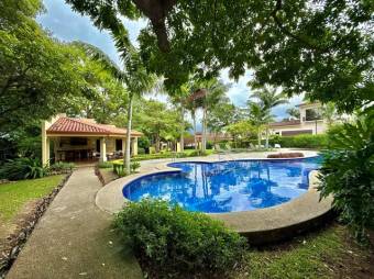 Venta de Encantadora Casa en Piedades, Santa Ana / Mls. 26-773 OFC JB