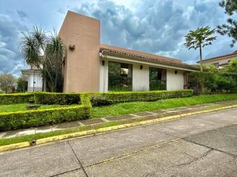 Venta de Encantadora Casa en Piedades, Santa Ana / Mls. 26-773 OFC JB