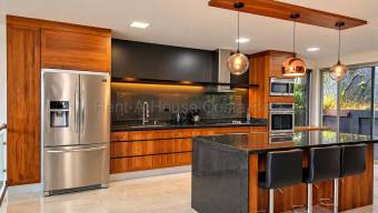 Venta de Casa de Lujo AMUEBLADA en San Rafael de Heredia. RAH 27-820