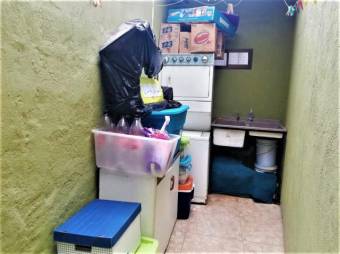 Se vende casa independiente con apartamento y lote grande 20-1877